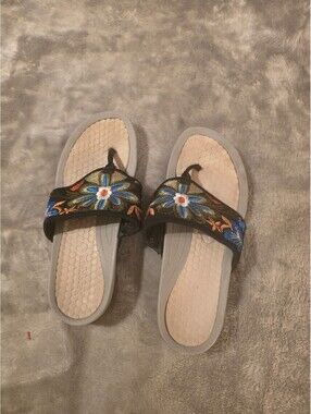 Baretrap size 6 Women's Embroidered Floral Slide Sandals Size 6.5